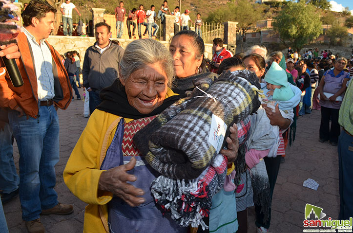 Entrega-de-cobijas-DIF-2013