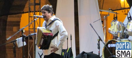 celso-pia-da-la-bienvenida-al-2013-en-sma-2